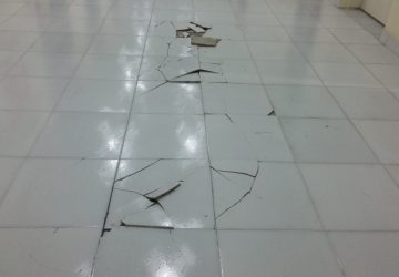 Gạch bong tróc