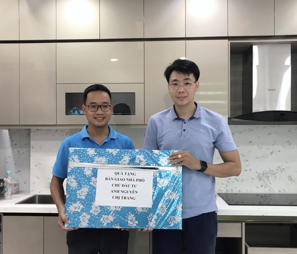 Song Phát gửi tặng quà khi bàn giao nhà 4 tầng 2 mặt tiền cho Khách Hàng tại Quận Phú Nhuận.