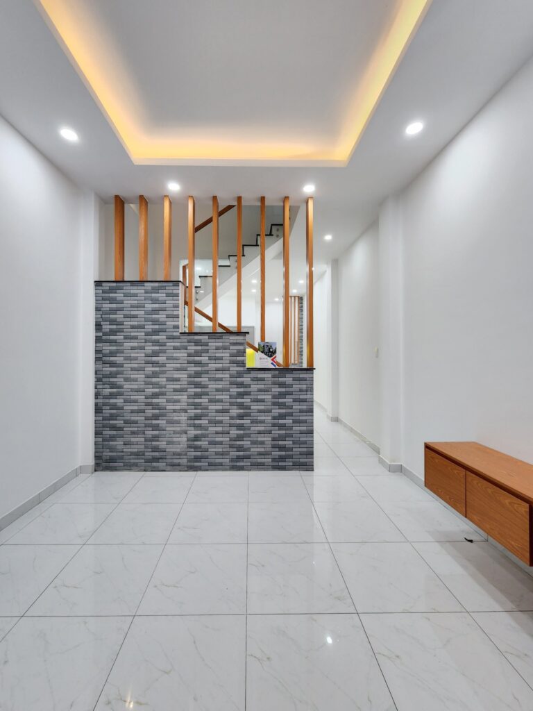 Khu vực phòng khách với cách phân chia không gian nhờ sảnh thang