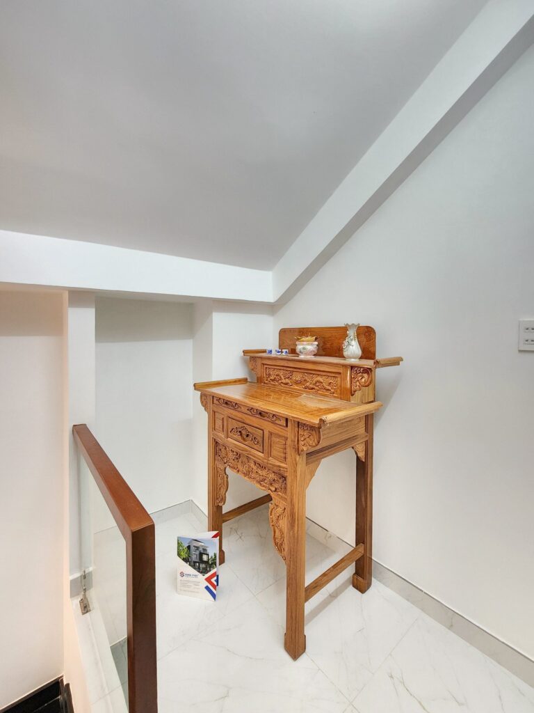 Tủ thòe gỗ sang trọng được đặt tại sảnh tum sân thượng - không gian yên tĩnh, trang nghiêm. 
