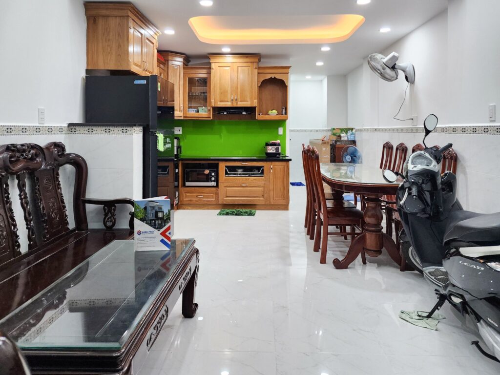 Không gian bếp và phòng khách nối liền với nhau bao trùm toàn bộ tầng trệt.