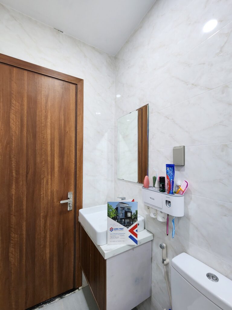 Phòng tắm được bảo vẹ bởi cửa gỗ MDF kiên cố với khả năng chống thấm và chống mối mọt từ sâu bên trong. 