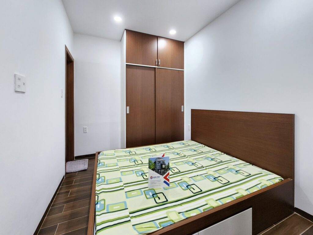 Phòng ngủ phía sau có phần diện tích khiêm tốn hơn nhưng luôn đảm bảo công năng sử dụng vô cùng tiện nghi. 