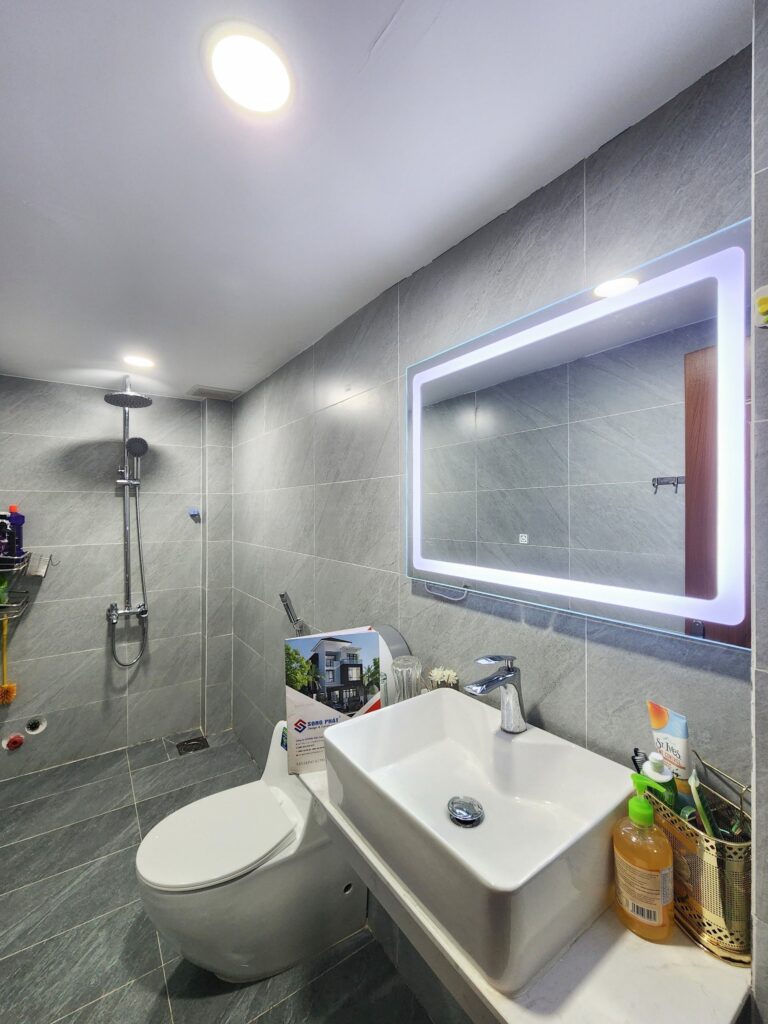 Nhà vệ sinh tone xám kết hợp gương đèn led trang trí nổi bật
