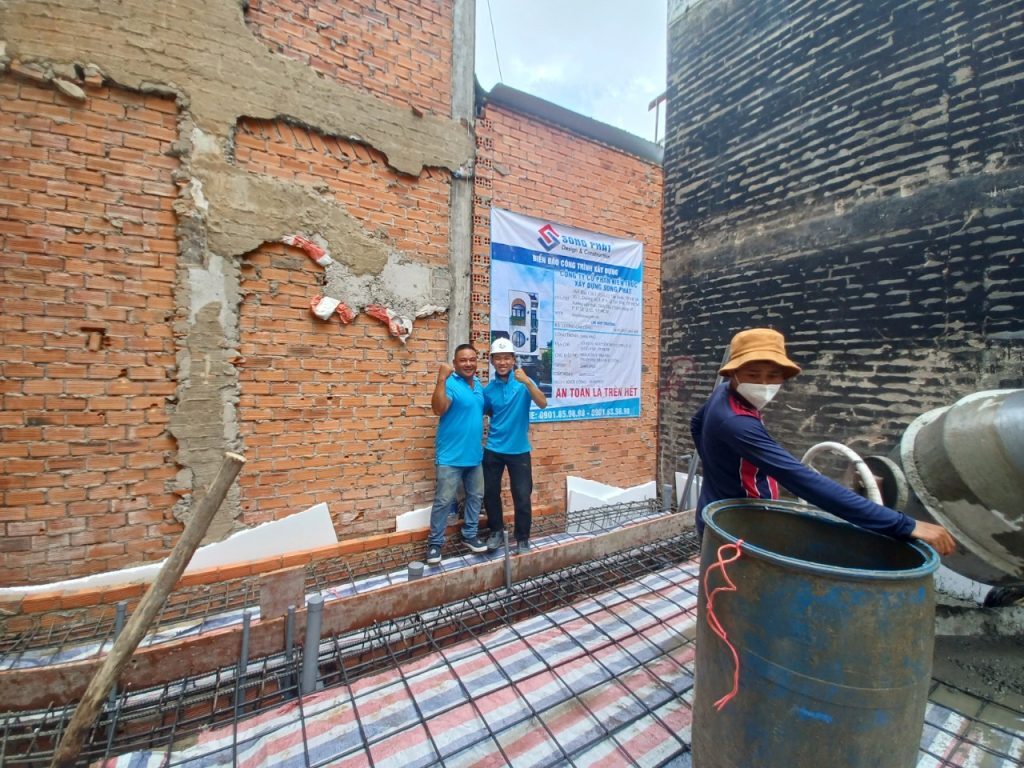 Cai Nguyễn Duy Thịnh và kỹ sư Nhật Long giám sát công tác thi công và tiến độ công trình.