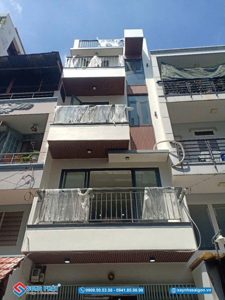 Mặt tiền ngôi nhà hoàn thiện, chờ ngày bàn giao