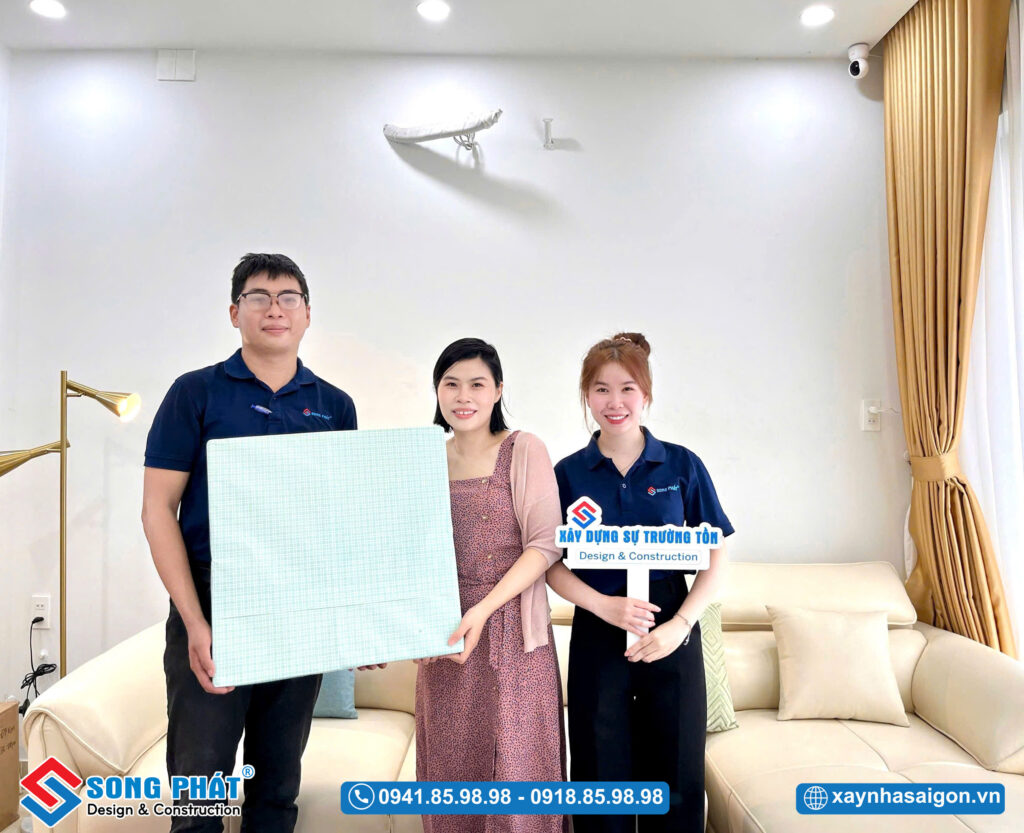 Đội ngũ Song Phát đến bàn giao và tặng quà kỉ niệm cho gia đình chị Thành