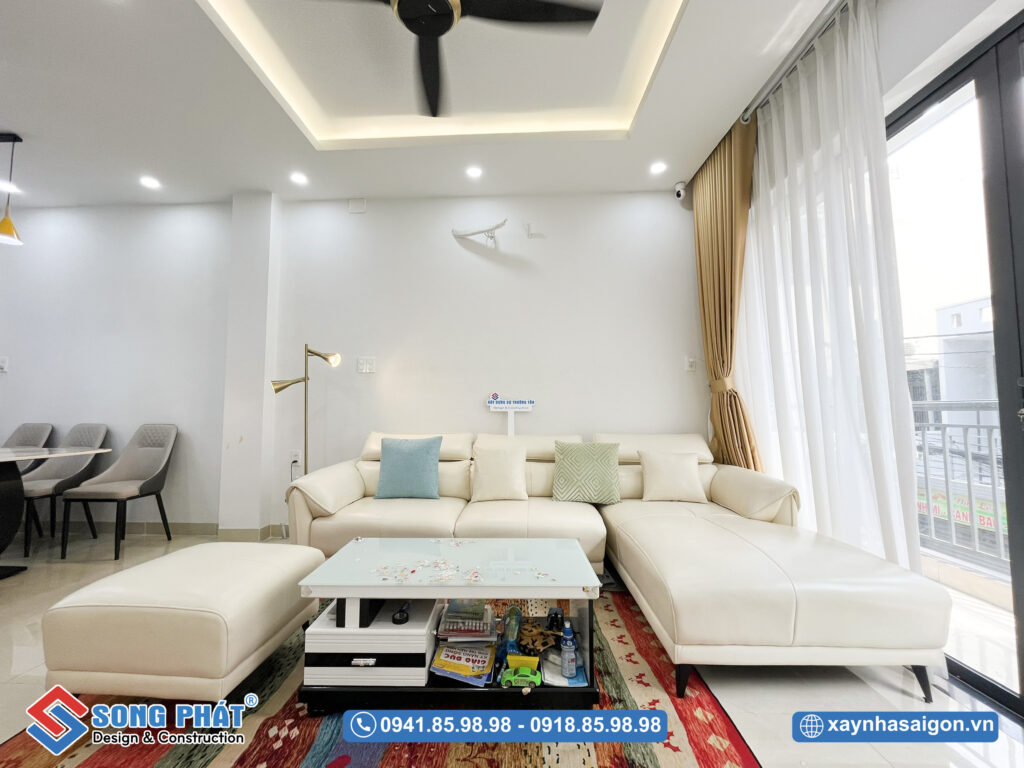 Nội thất tone trắng kem mang lại sự gọn gàng thoáng đạt cho không gian