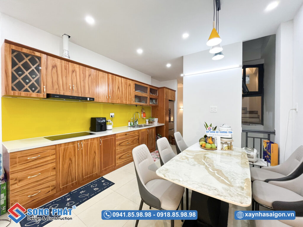 Không gian bếp được bố trí đầy đủ các vật dụng tiện nghi cho sinh hoạt