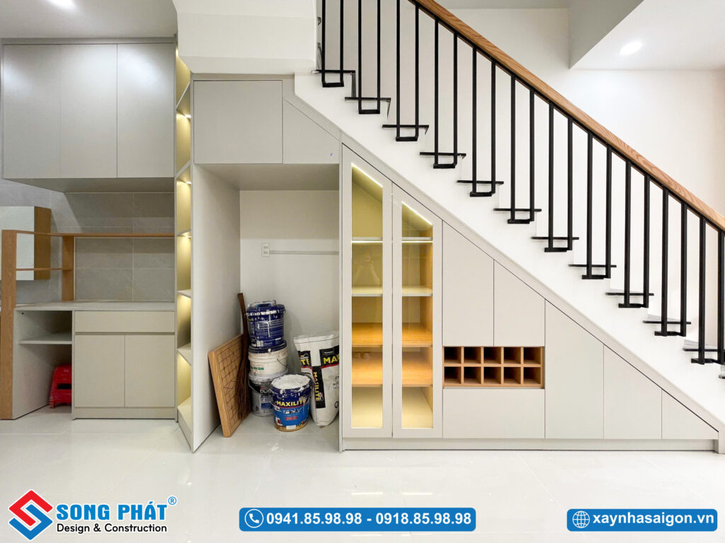 Tận dụng chân cầu thang làm tủ đựng vật dụng tiện nghi