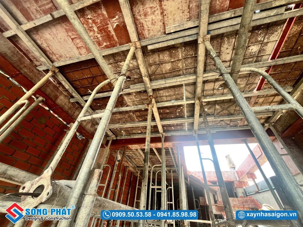 08/05 Gia công lắp dựng coffa dầm sàn lầu 2