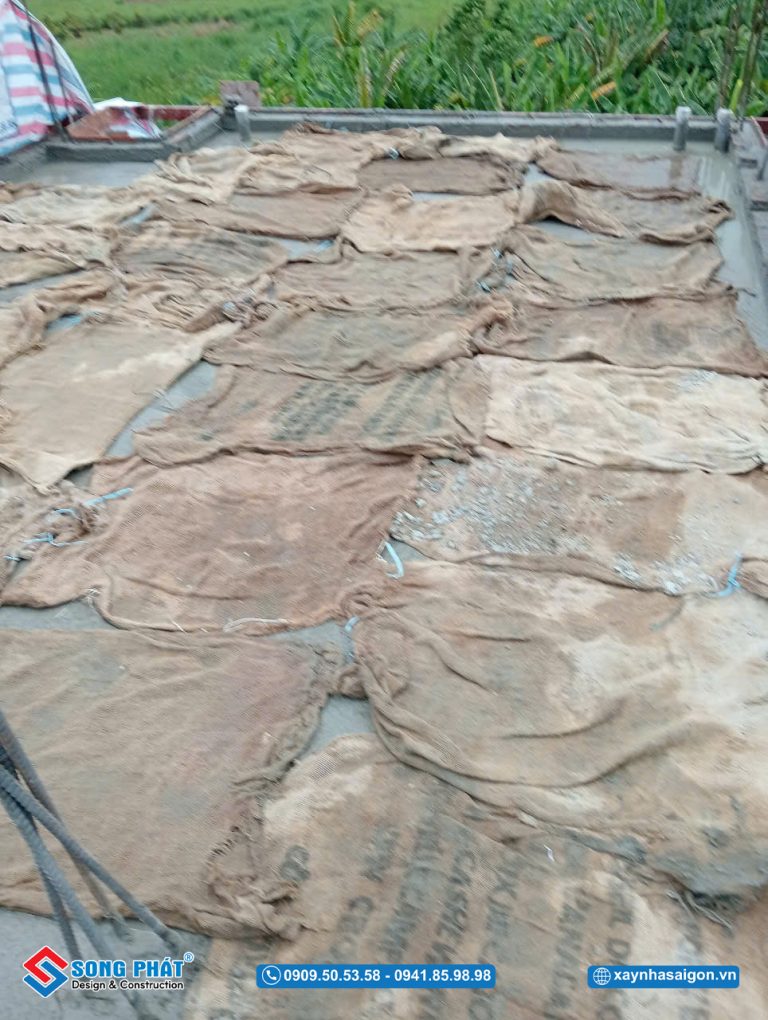 Bao che, tưới ẩm bảo dưỡng bê tông sàn