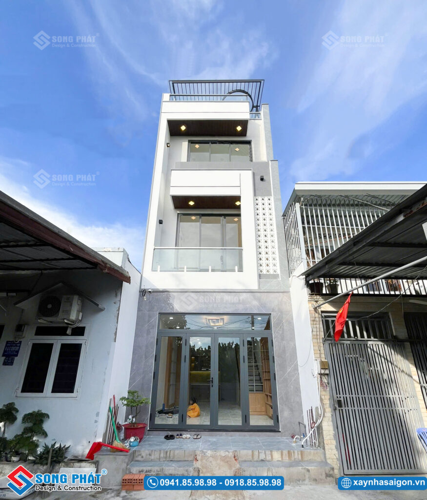 Khối mặt tiền vuông vức kết hợp bông gió trang trí tạo một vẻ đẹp hài hòa, gần gũi