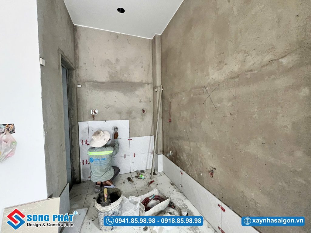 31/07 Ốp tường WC 1