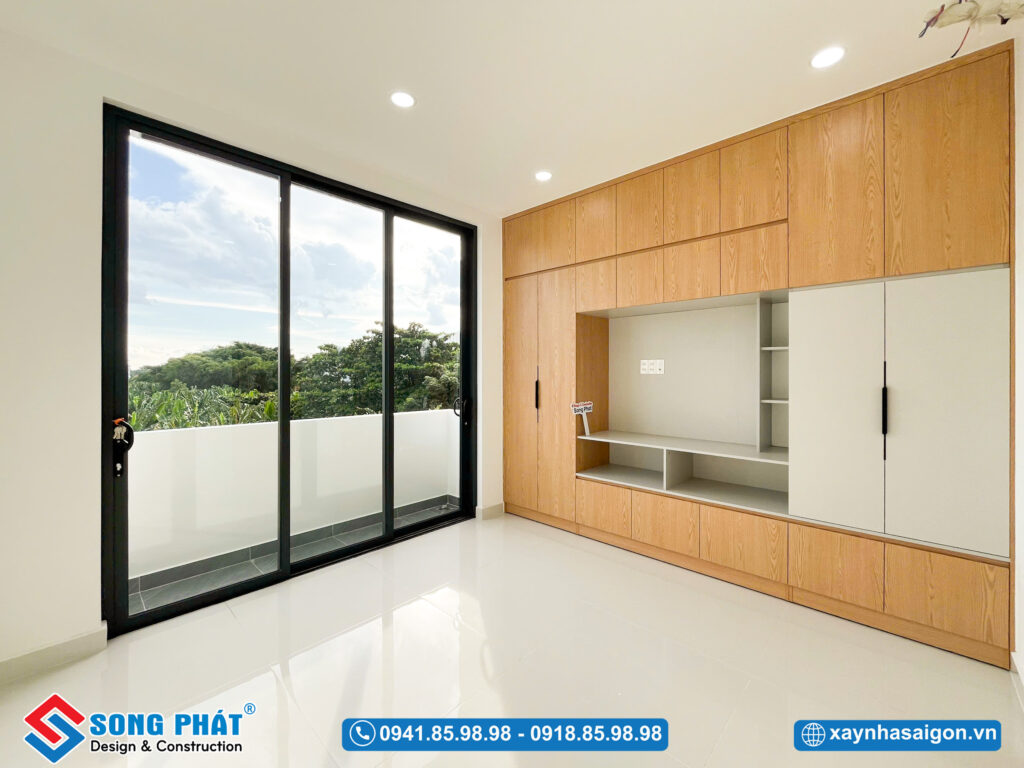 Cửa lớn ra ban công thoáng đạt, tối ưu ánh sáng tự nhiên