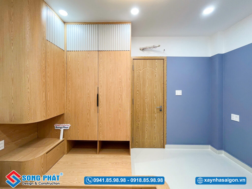 Phòng ngủ với lối trang trí tương tự như ở lầu 1