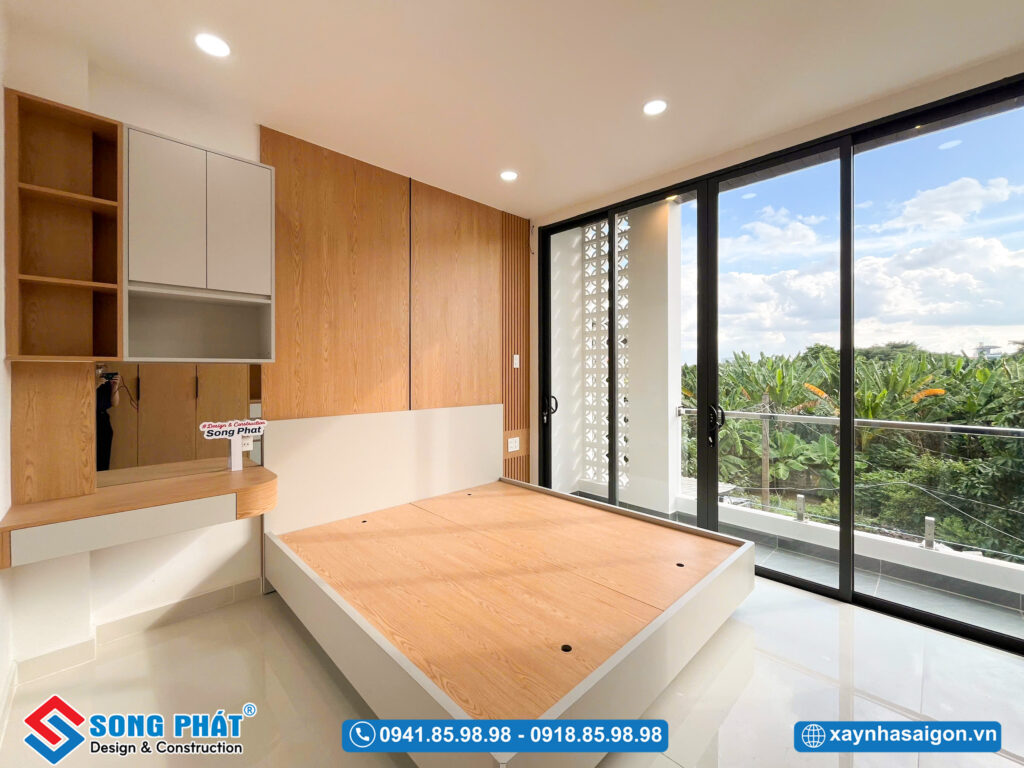 Phòng ngủ master với hệ cửa kính lớn, mang đến sự thoáng đạt cho không gian