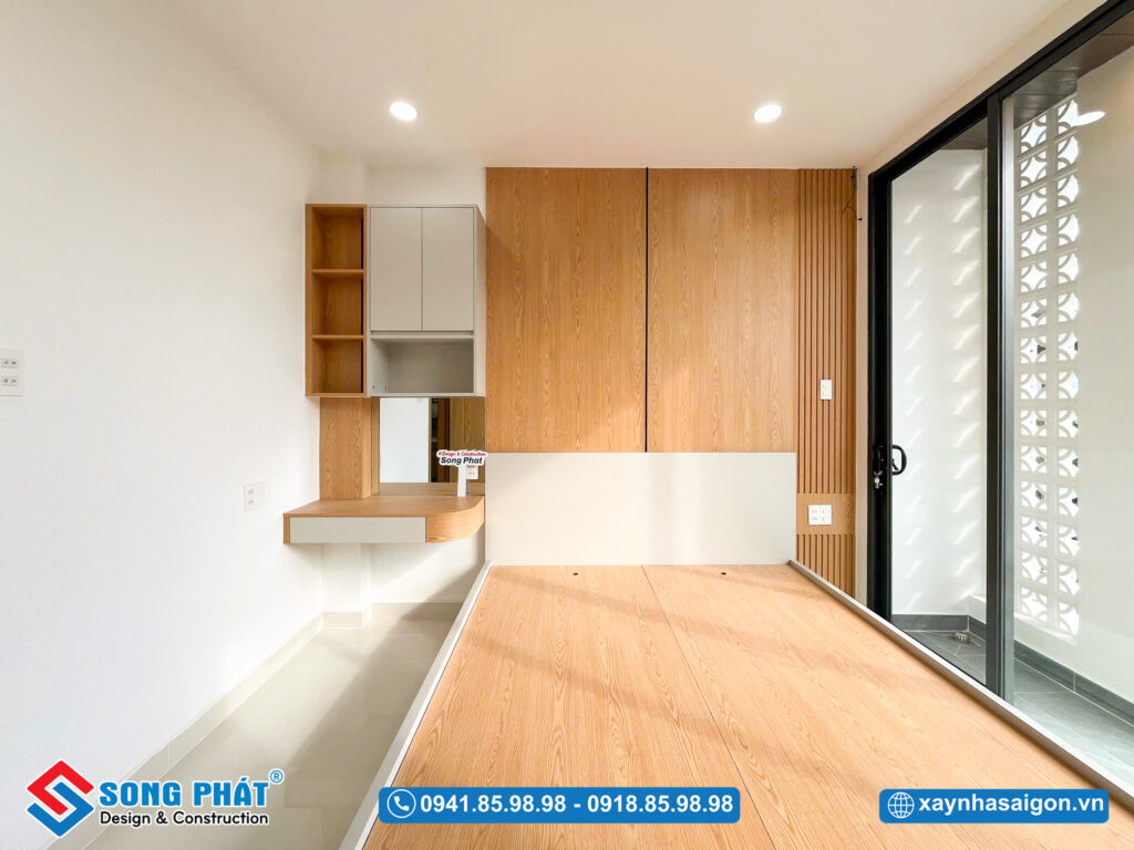 Nội thất nâu gỗ kết hợp trắng ngà tạo cảm giác hài hòa