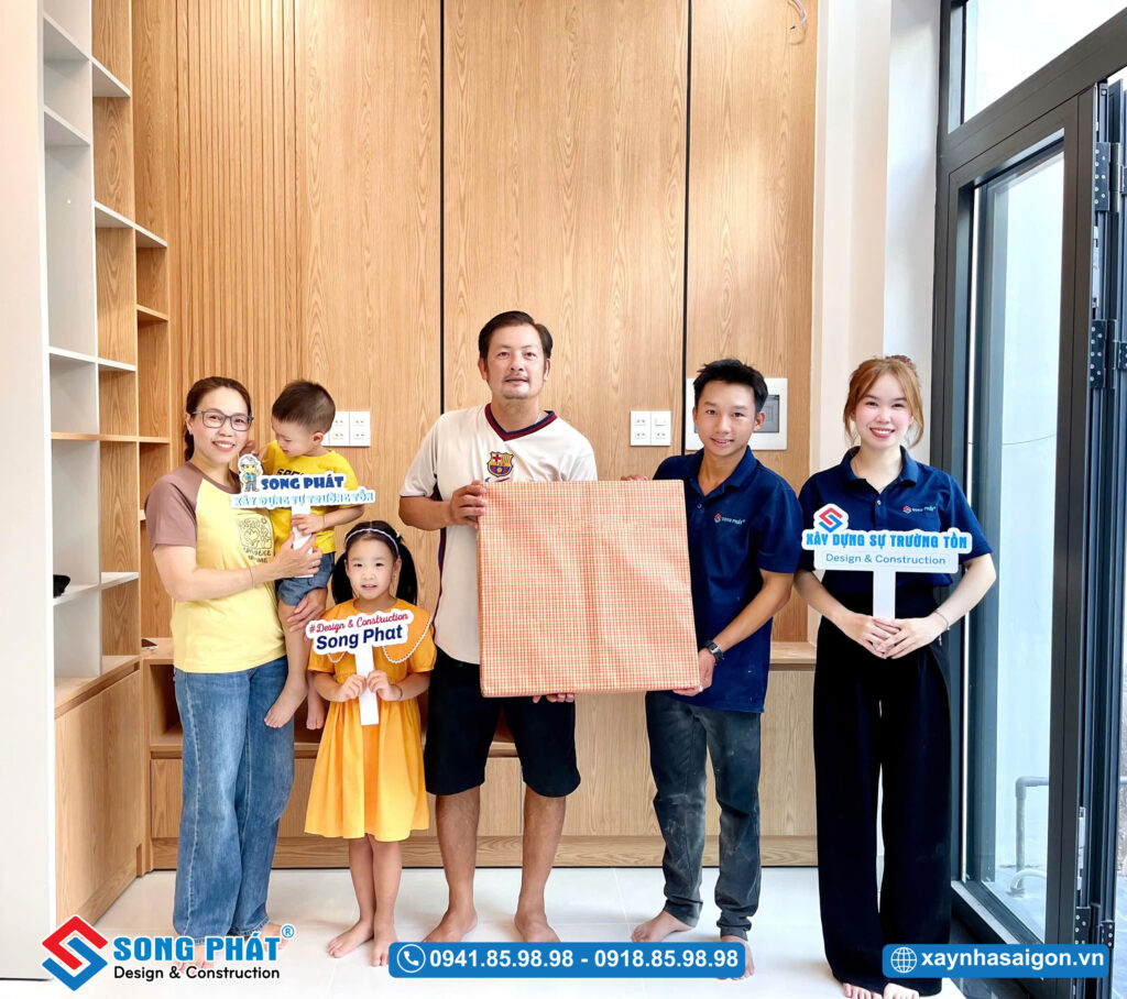 Đội ngũ Song Phát đến bàn giao và tặng quà cho gia đình chị Gấm