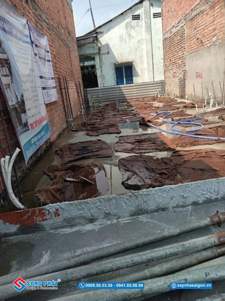 Bao che, tưới ẩm bảo dưỡng bê tông sàn