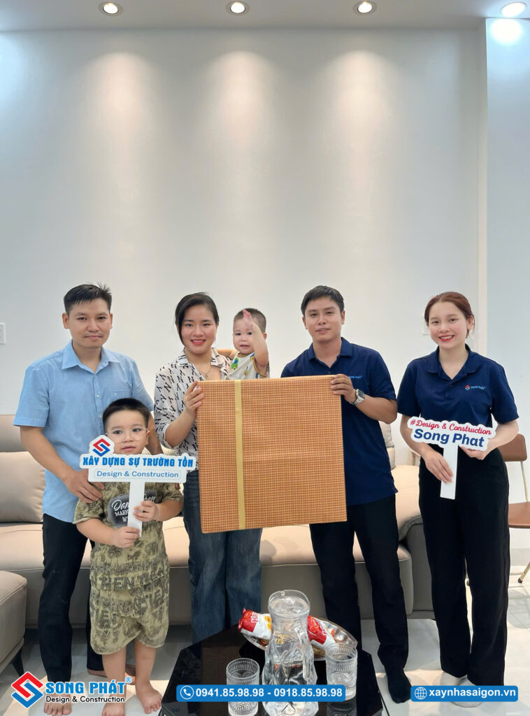 Đội ngũ Song Phát đến bàn giao và tặng quà cho gia đình anh Diệp