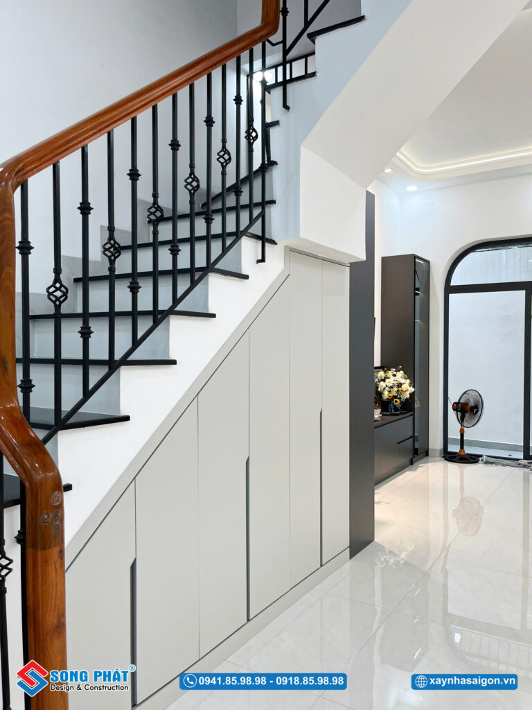 Tận dụng chân cầu thang làm tủ đựng vật dụng tiện nghi