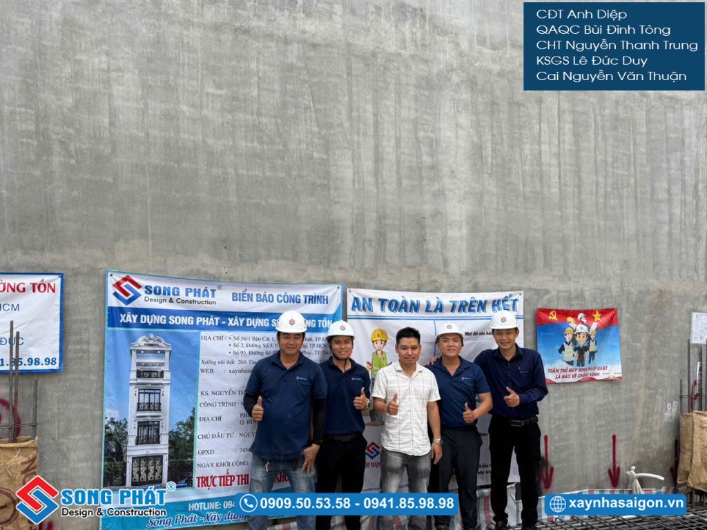 CĐT Anh Diệp cùng đội ngũ Song Phát nghiệm thu thép sàn, giám sát quá trình đổ bê tông