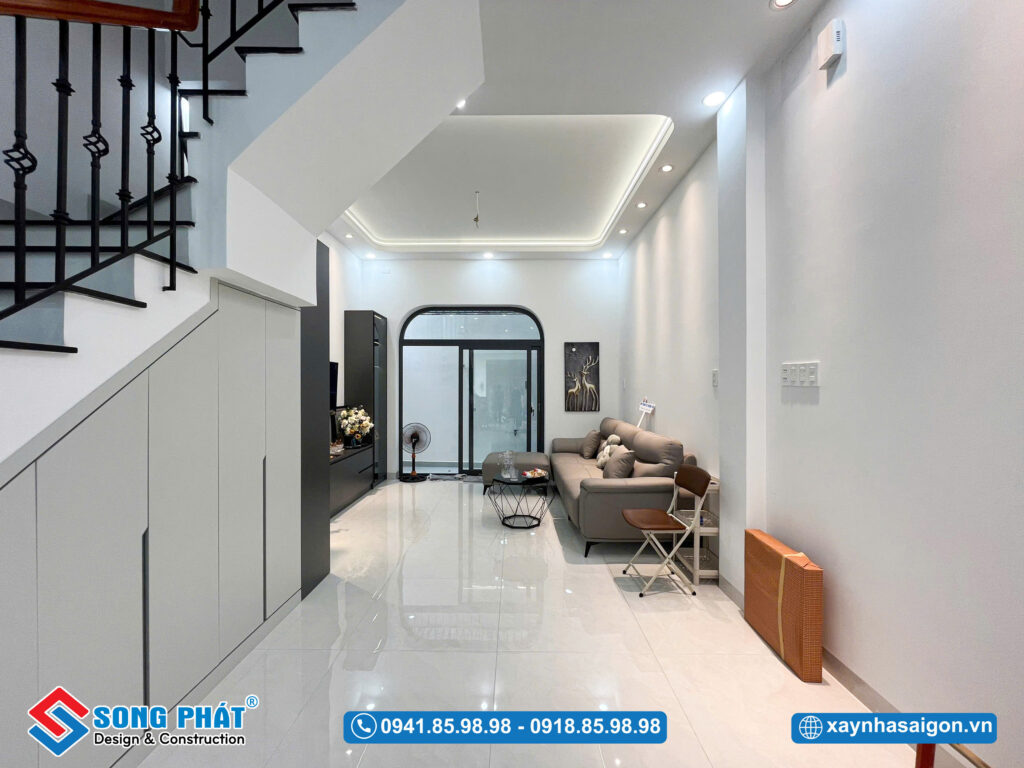 Phòng khách thoáng sáng với lối ra sân sau