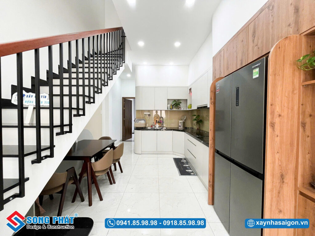 Lối vào bếp gọn gàng, bố trí khoa học và thuận tiện di chuyển.