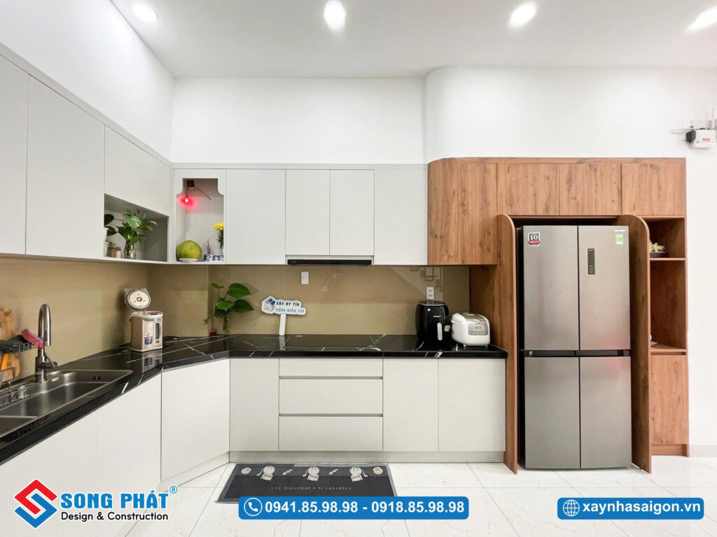 Khu bếp được bố trí khoa học, tủ kệ liền mạch giúp tối ưu diện tích và thuận tiện trong quá trình sử dụng.