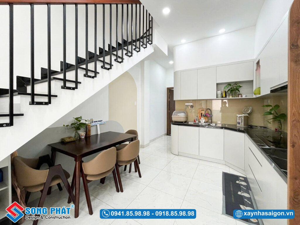 Tận dụng không gian dưới chân cầu thang để bố trí bàn ăn gọn gàng, tiện nghi.