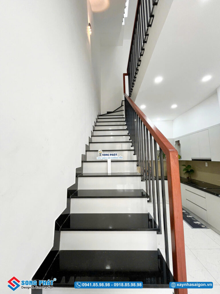 Cầu thang thiết kế gọn gàng, đường nét tinh giản và chắc chắn.