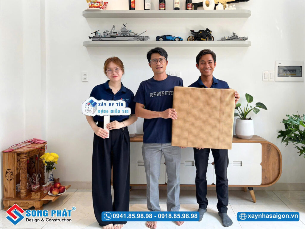 Đội ngũ song Phát đến bàn giao và tặng quà cho gia đình chị Huệ 