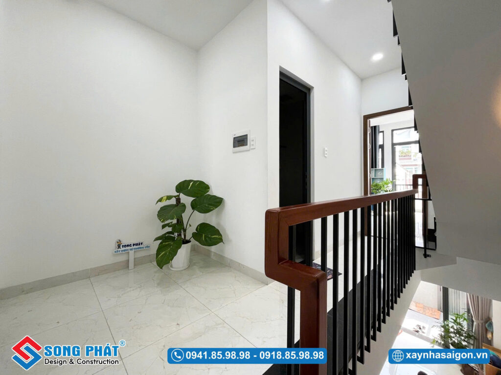 Khu vực sảnh thang được hoàn thiện chỉn chu, đảm bảo thẩm mỹ và công năng.