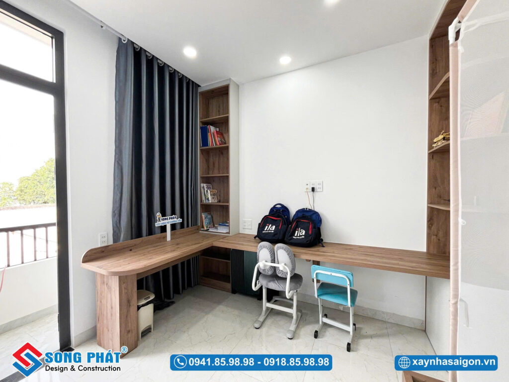 Góc bàn học gọn gàng, đủ ánh sáng và tiện nghi.