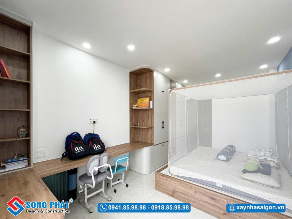 Phòng ngủ 2 thiết kế gọn gàng, ánh sáng hài hòa và dễ chịu.