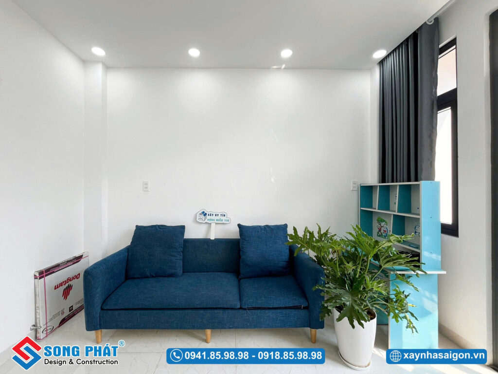 Góc thư giãn bên ban công, ngập tràn ánh sáng tự nhiên.