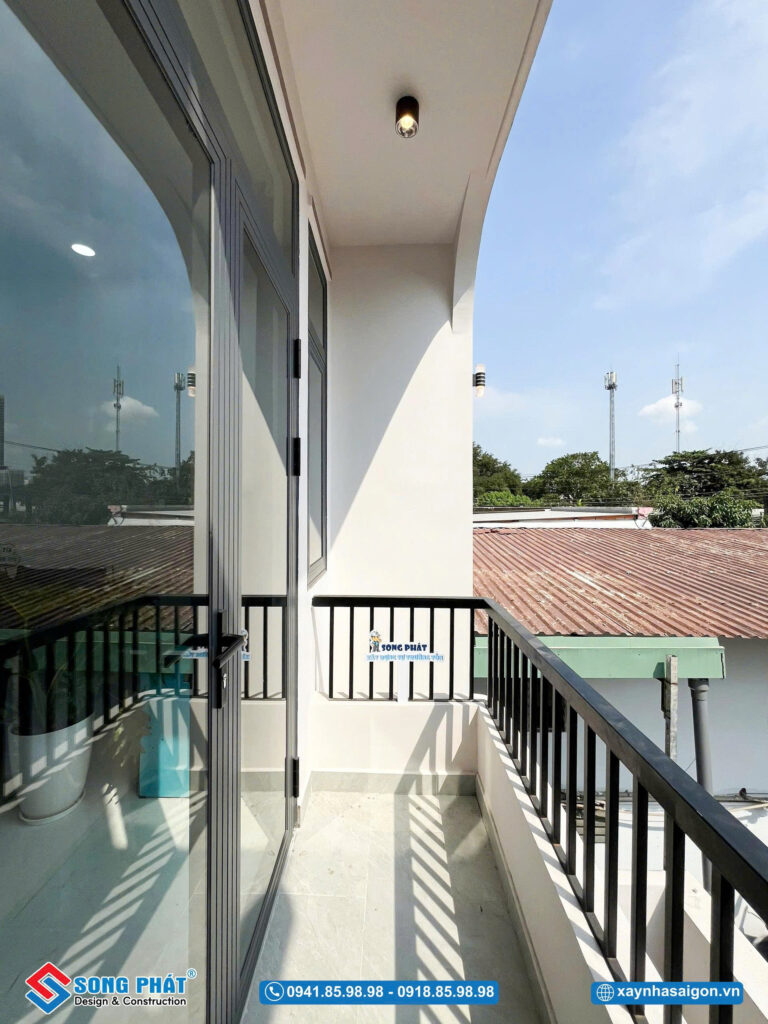 Ban công chừa đúng mật độ xây dựng, thông thoáng và hài hòa tổng thể.