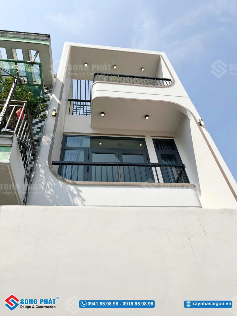 Mặt tiền hiện đại với những đường cong mềm mại, ban công thoáng sáng