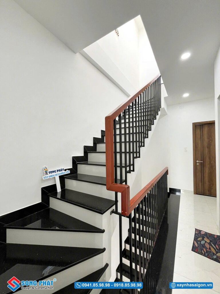 Không gian cầu thang thông thoáng, kết nối hài hòa các khu vực.