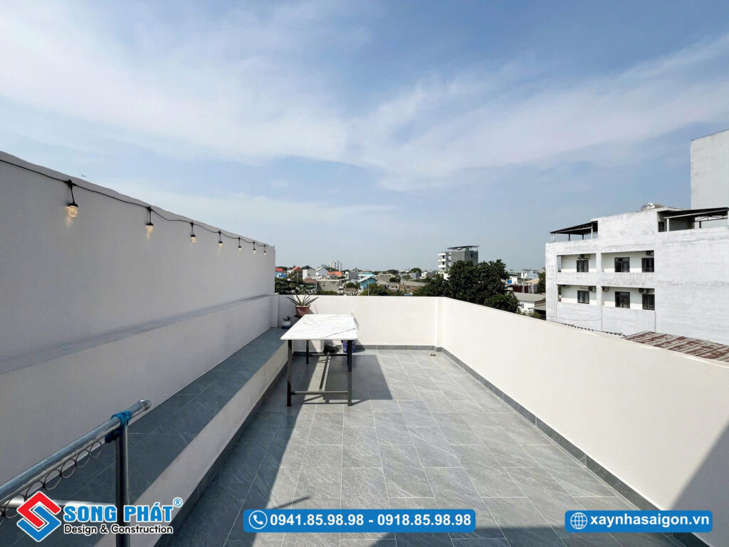 Sân thượng thông thoáng, đón gió và ánh sáng tự nhiên.