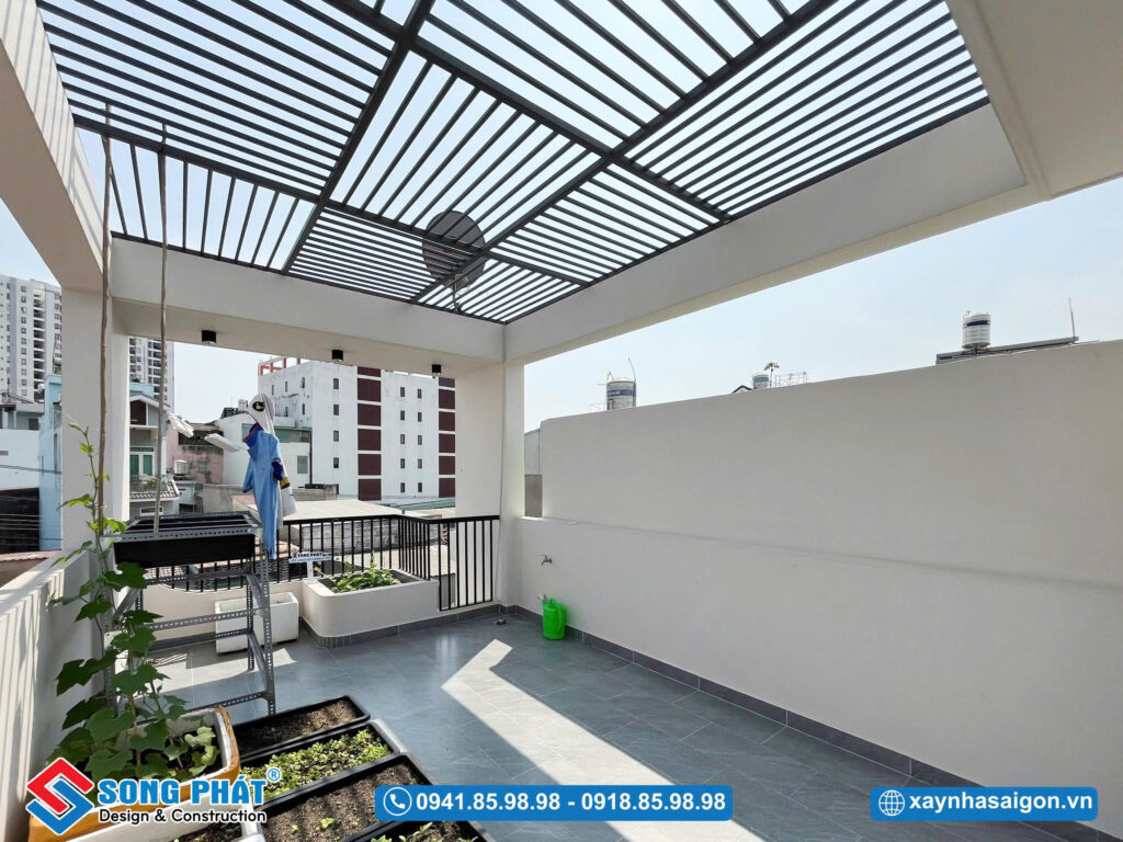 Sân thượng trước trồng cây xanh mát, tạo không gian thư giãn trong lành.