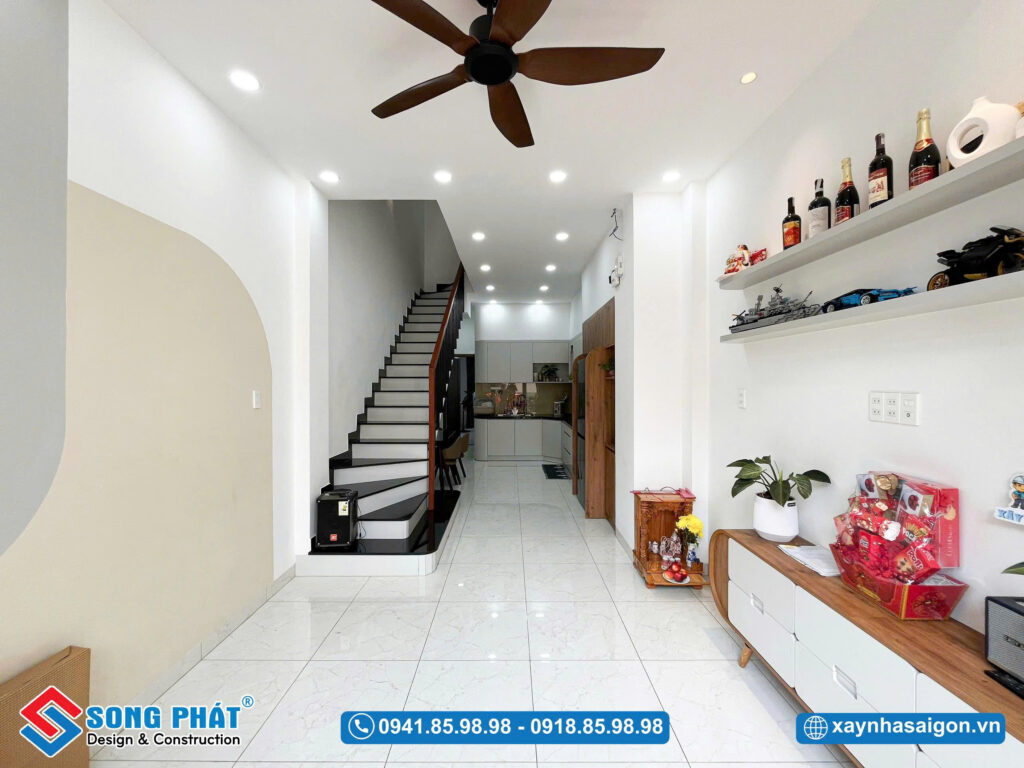 Không gian sinh hoạt thoáng đãng, bố trí gọn gàng với gam màu sáng chủ đạo.