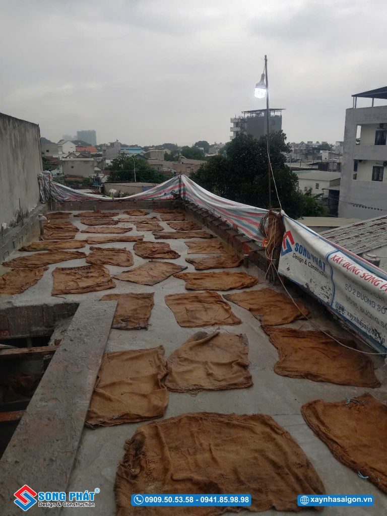 Bao che, tưới ẩm bảo dưỡng bê tông sàn