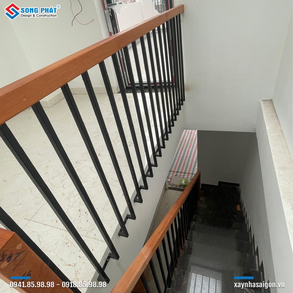 22/09 Thi công tay vịn cầu thang
