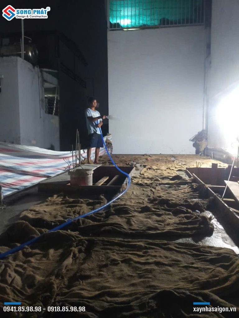 Bao che, tưới ẩm bảo dưỡng bê tông sàn