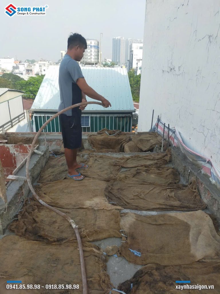 Bao che, tưới ẩm bảo dưỡng bê tông sàn