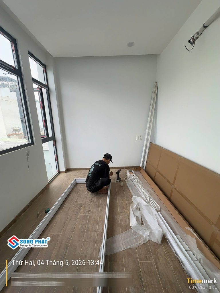 04/05 Tiến hành lắp đặt cửa composite