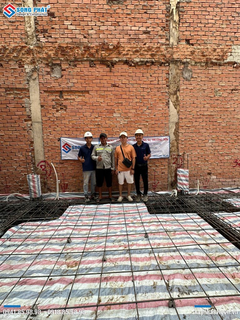 CĐT Anh Đại cùng đội ngũ Song Phát nghiệm thu thép sàn