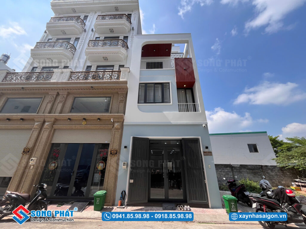 Mặt tiền hiện đại, điểm nhấn ốp đỏ nổi bật tối giản mà vẫn cuốn hút